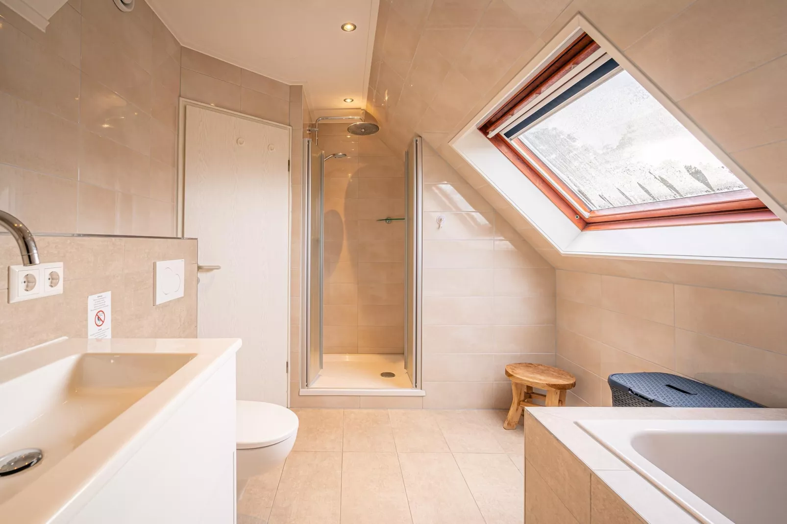 Kamperfoelie 89-Bathroom