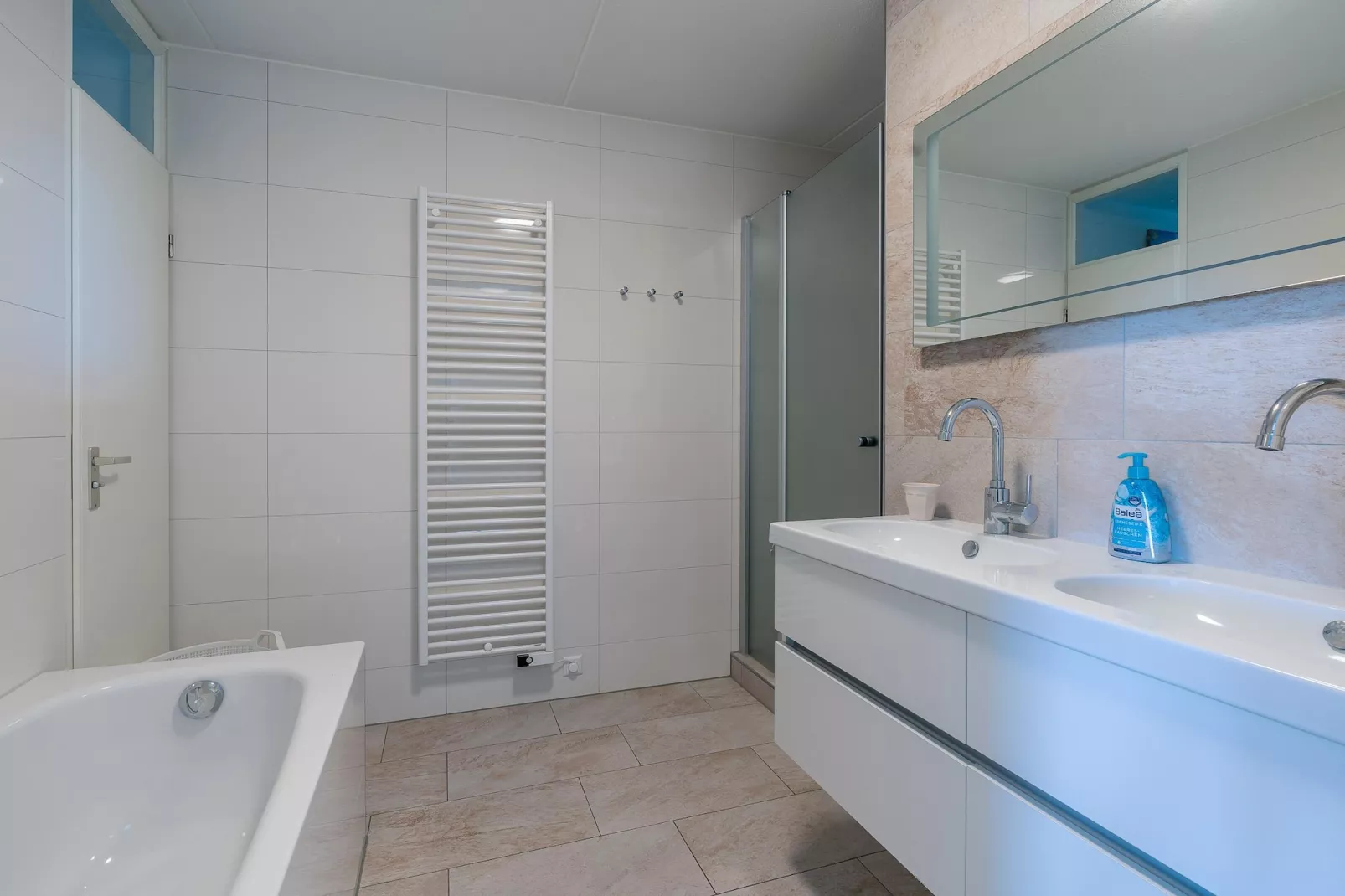 Juliana 100 - Bathroom