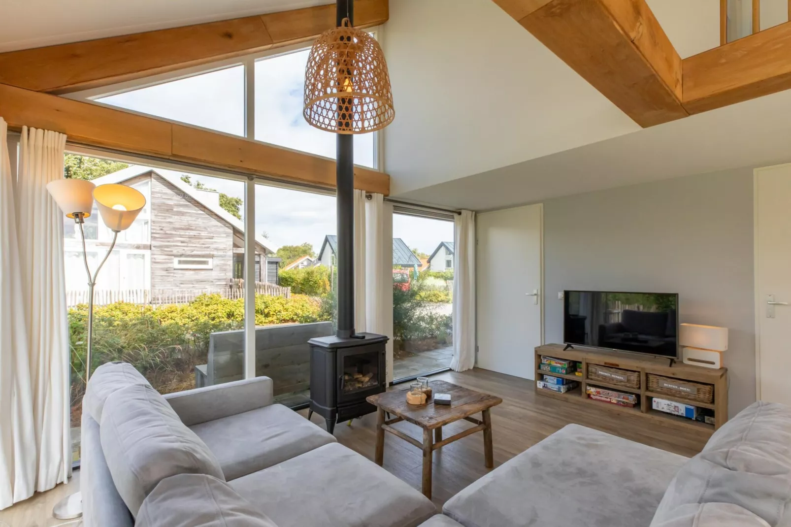 Zonnedorp Kavel 10 Renesse | Villa near the Beach & with Spacious Garden-Living room