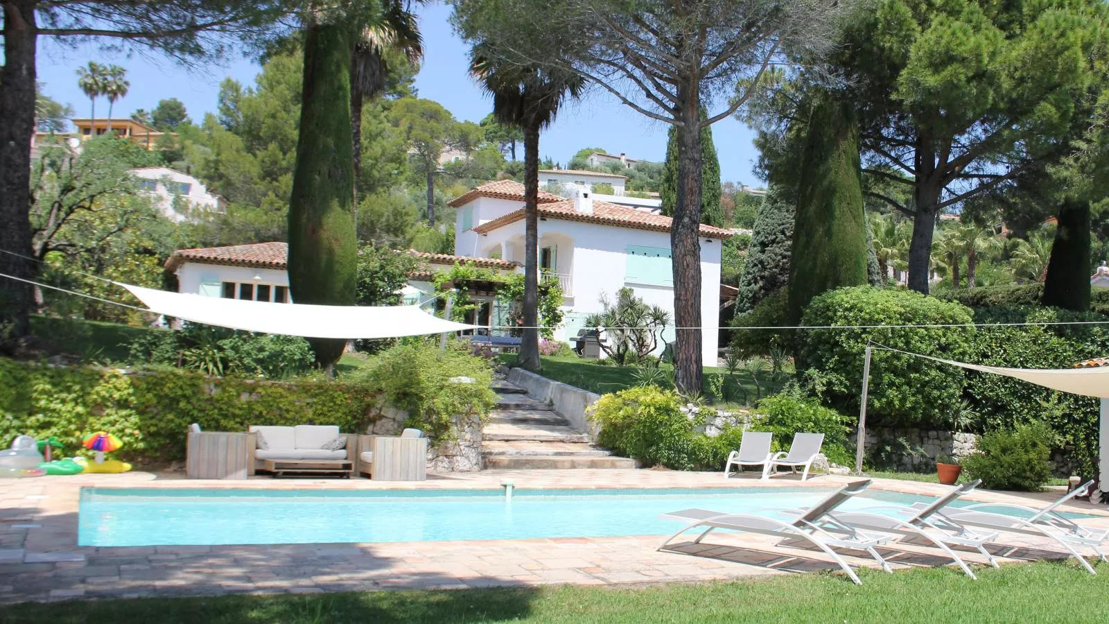 Les Palmiers-Exterior in summer