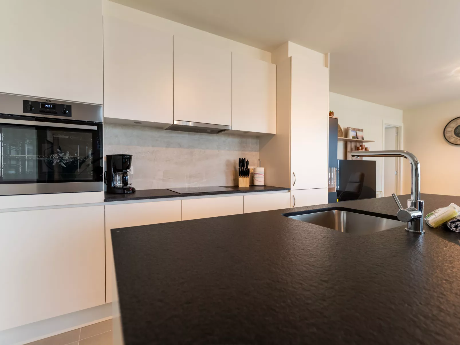 The Waves with parking-Dedans