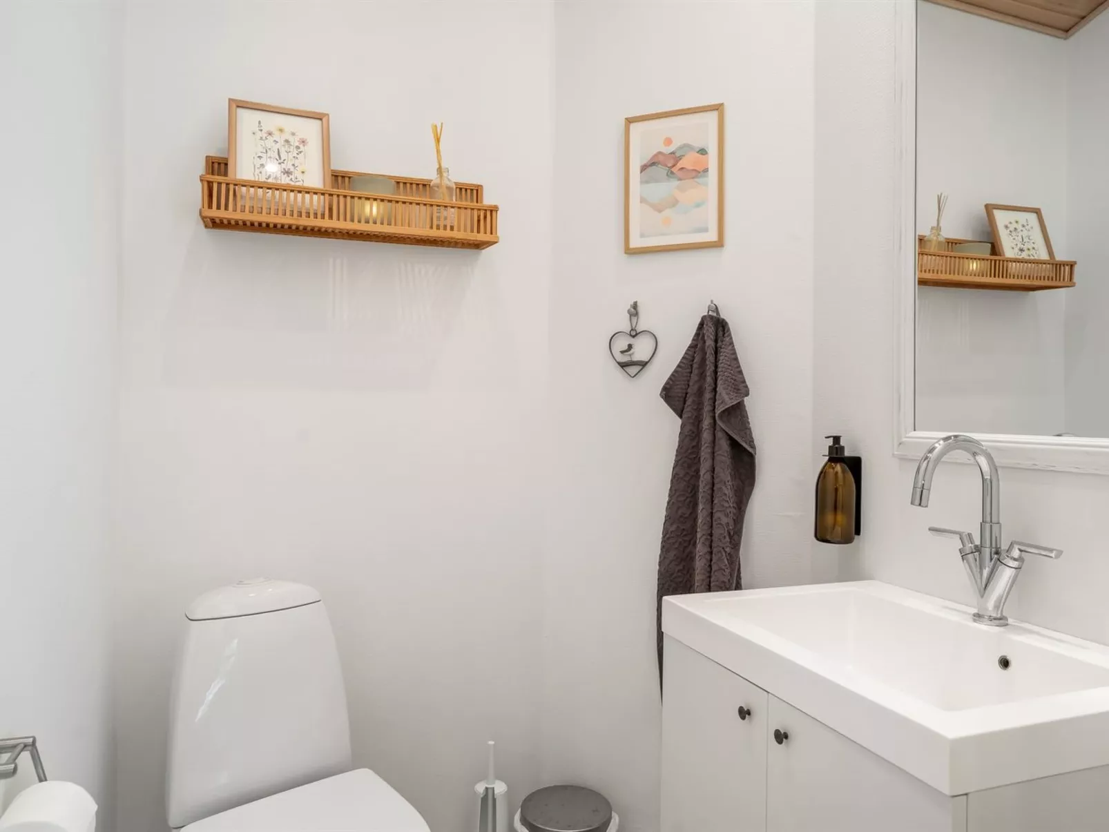 "Jaane" - 250m to the fjord-Inside