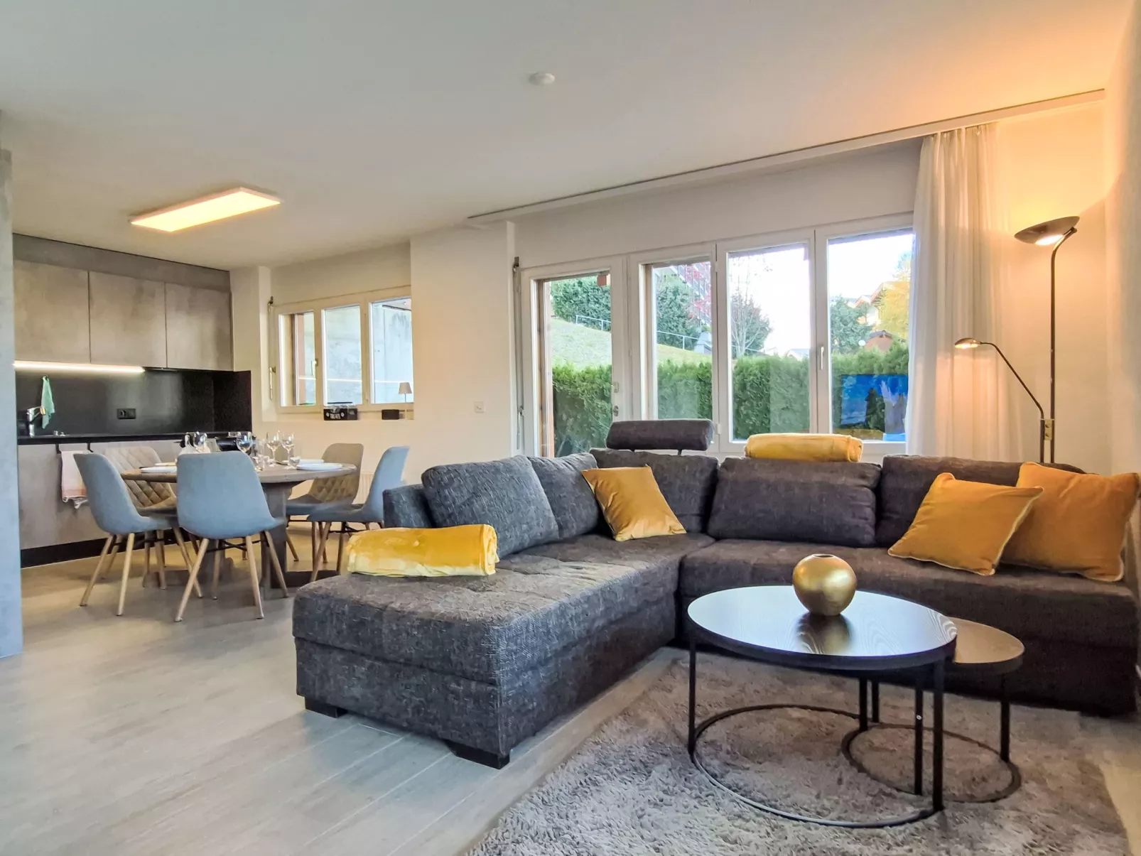 Ambassador 2/1-Inside