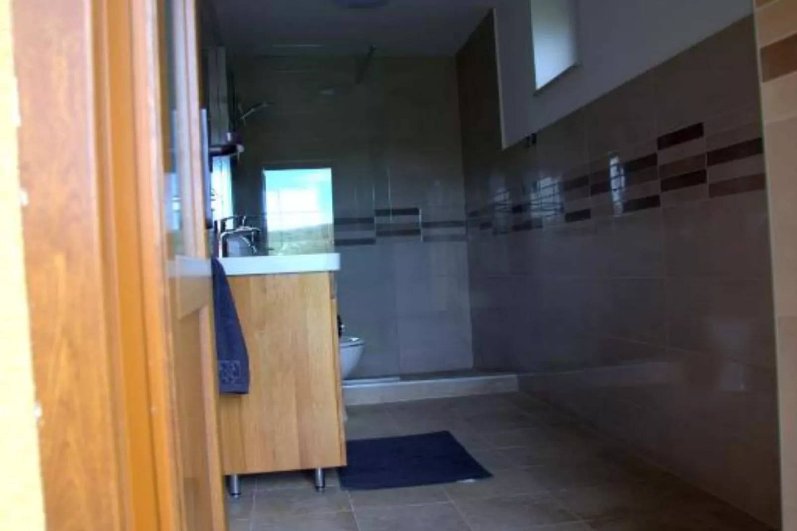 Brezova Poljana Lodge with Sauna and Hot-Tub - Five Bedroom Holiday Home-Salle de bain