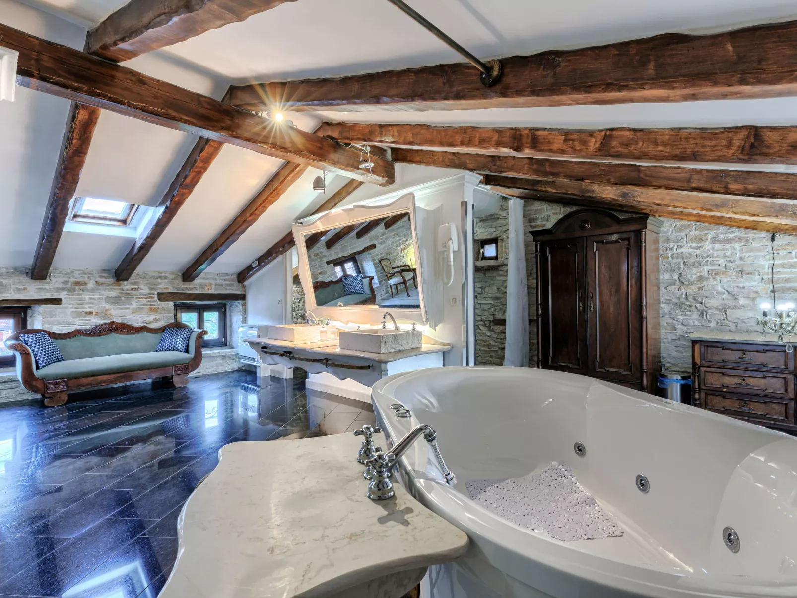 Golden Roots-Drinnen