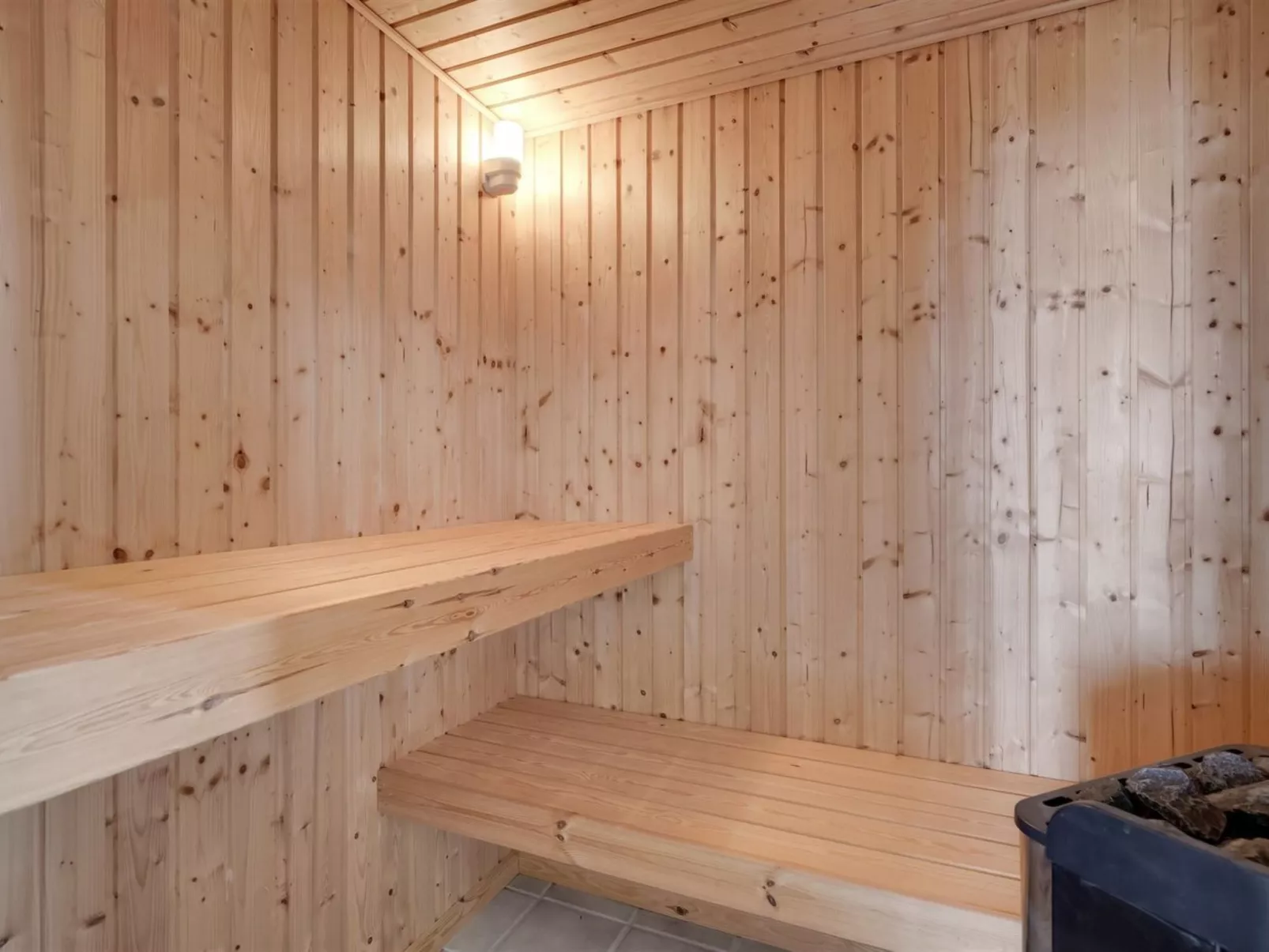 "Finn" - 100m from the sea-Dedans