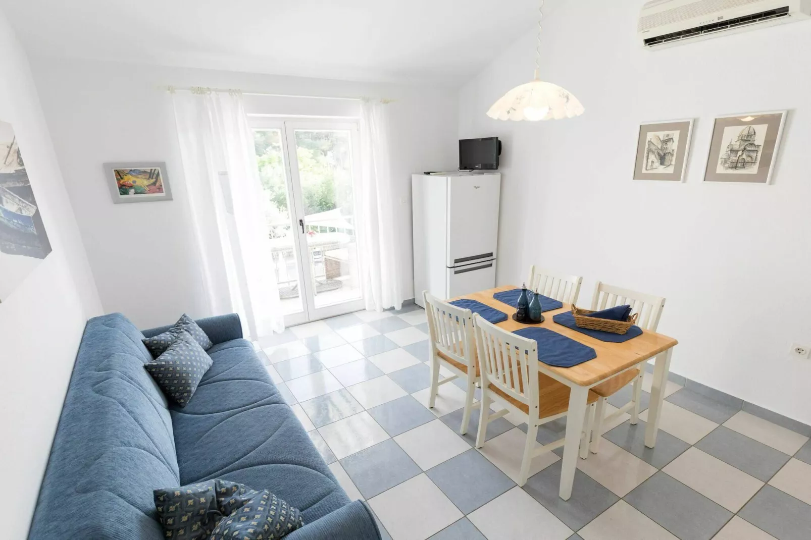 Beach apartment Jadrija-Dining room