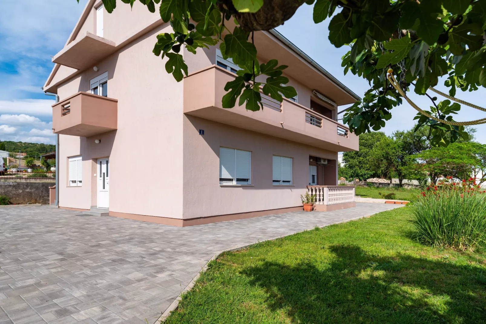 Sea view apartment Nika-Exterior in summer