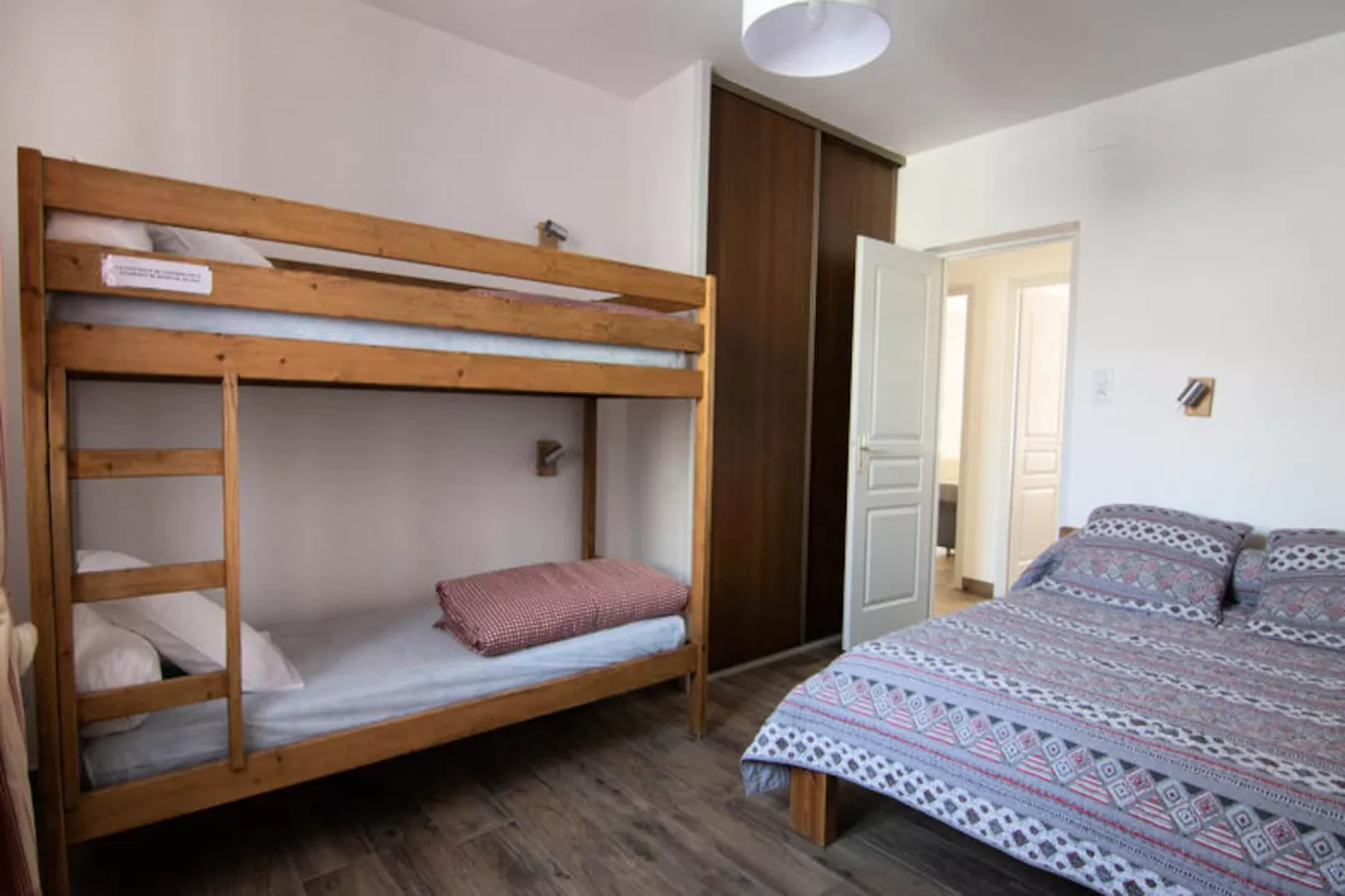 Chalet Gilbert Collet - Untagged