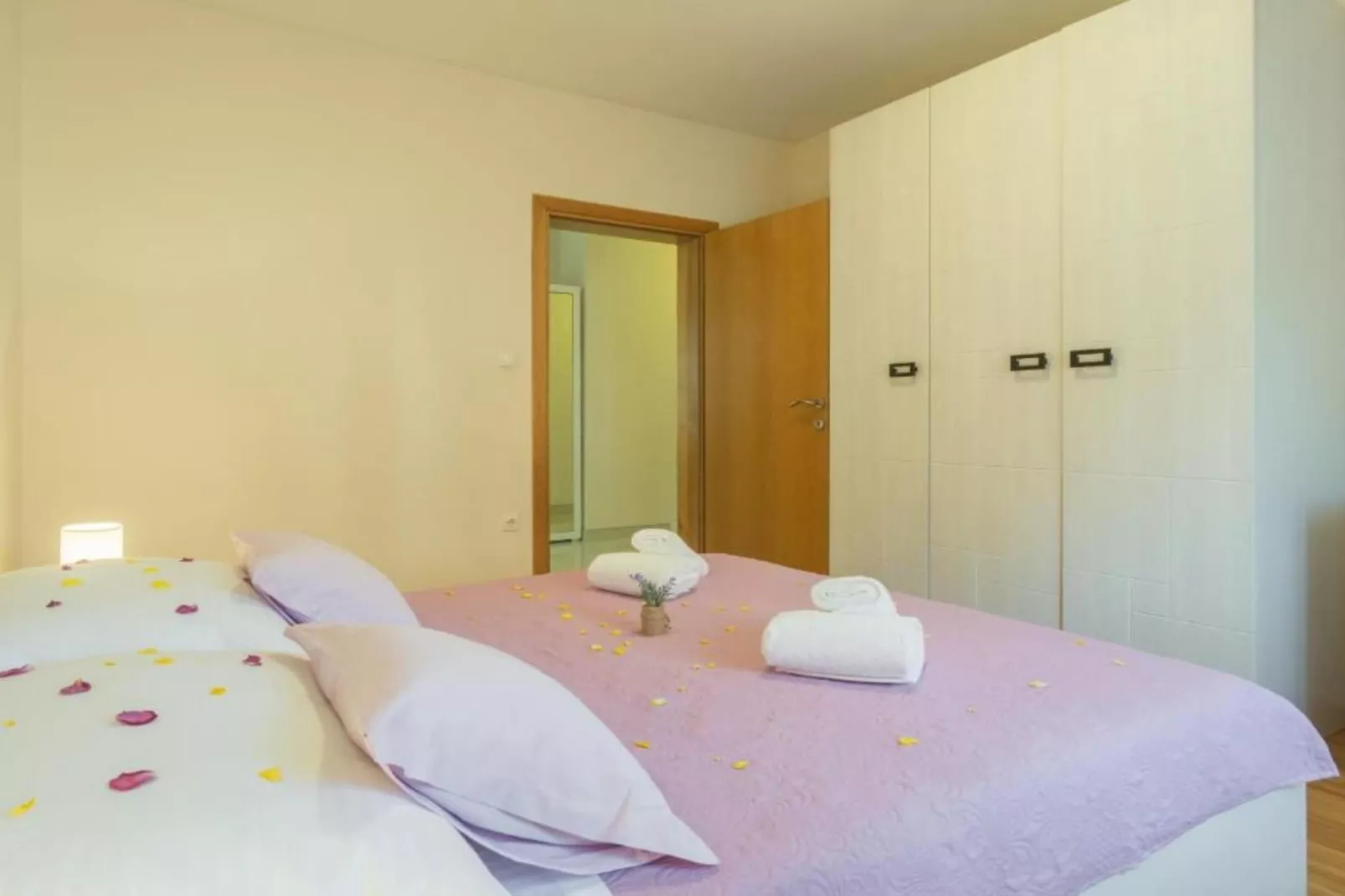 Holiday House BALEN with Swimming Pool - Six Bedroom Holiday House With Pool-Schlafzimmer