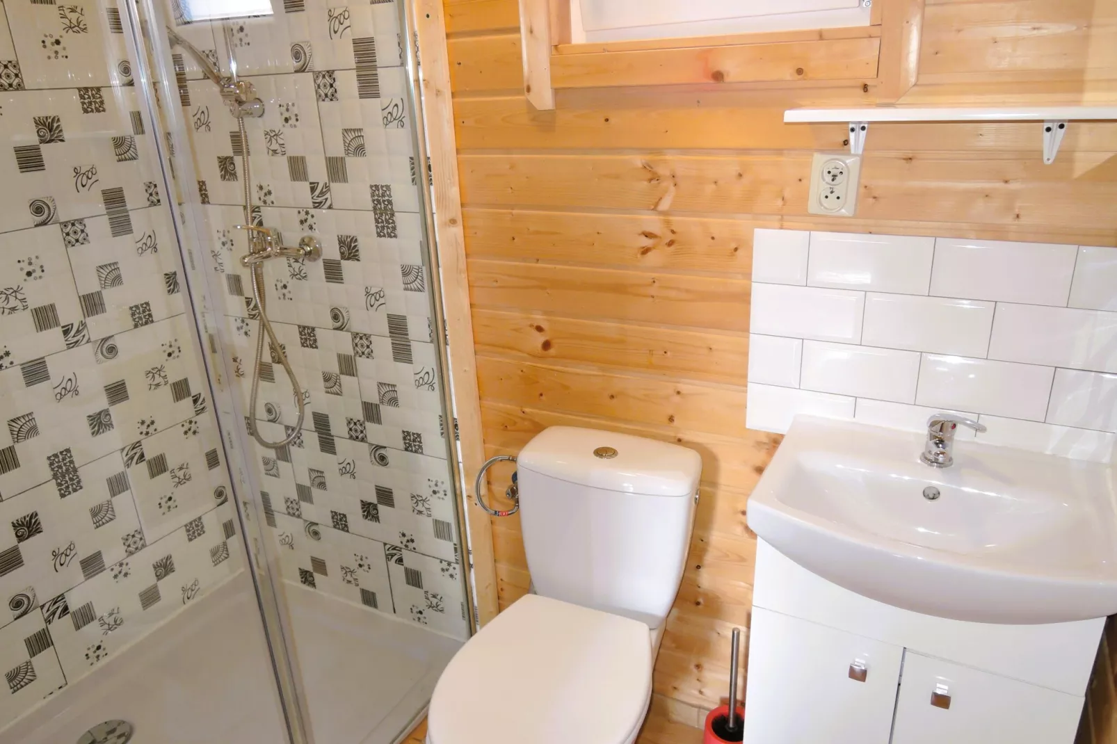 Domy wakacyjne w Międzyzdrojach z podgrzewanym basenem-Badezimmer