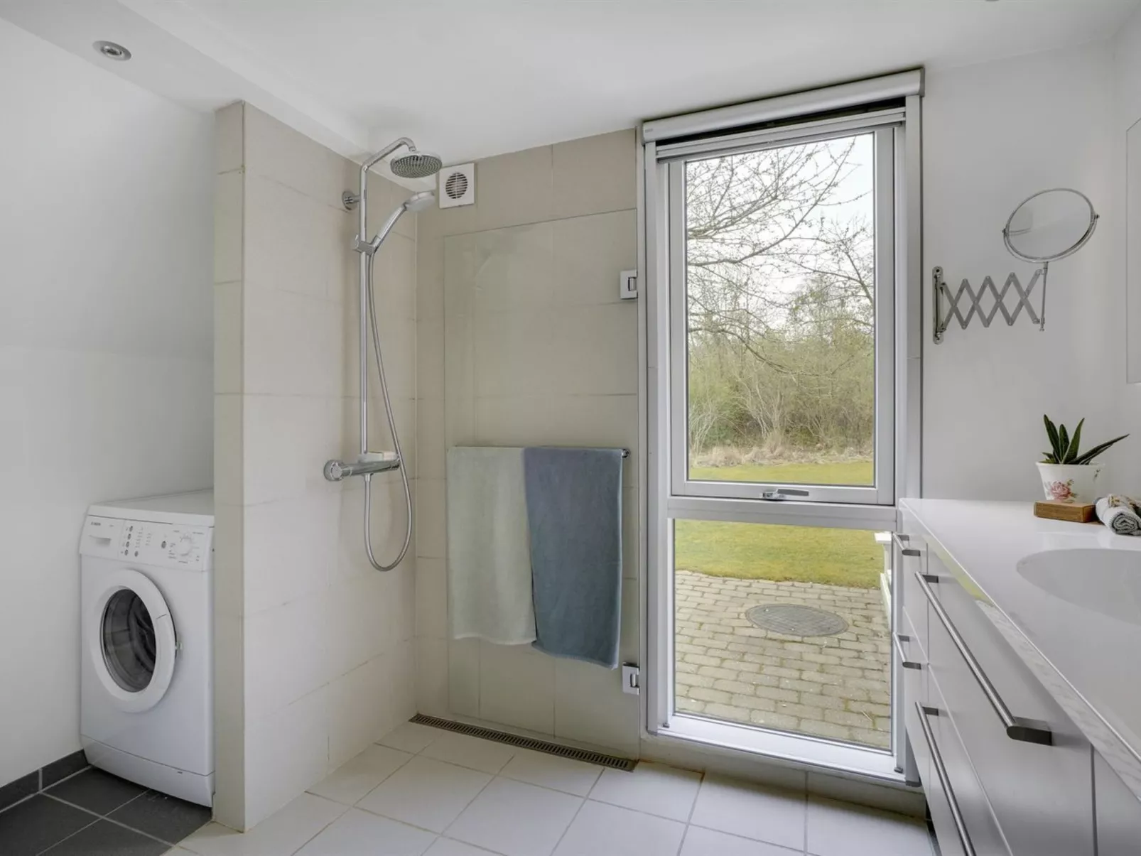 "Brunhild" - 300m to the fjord-Inside