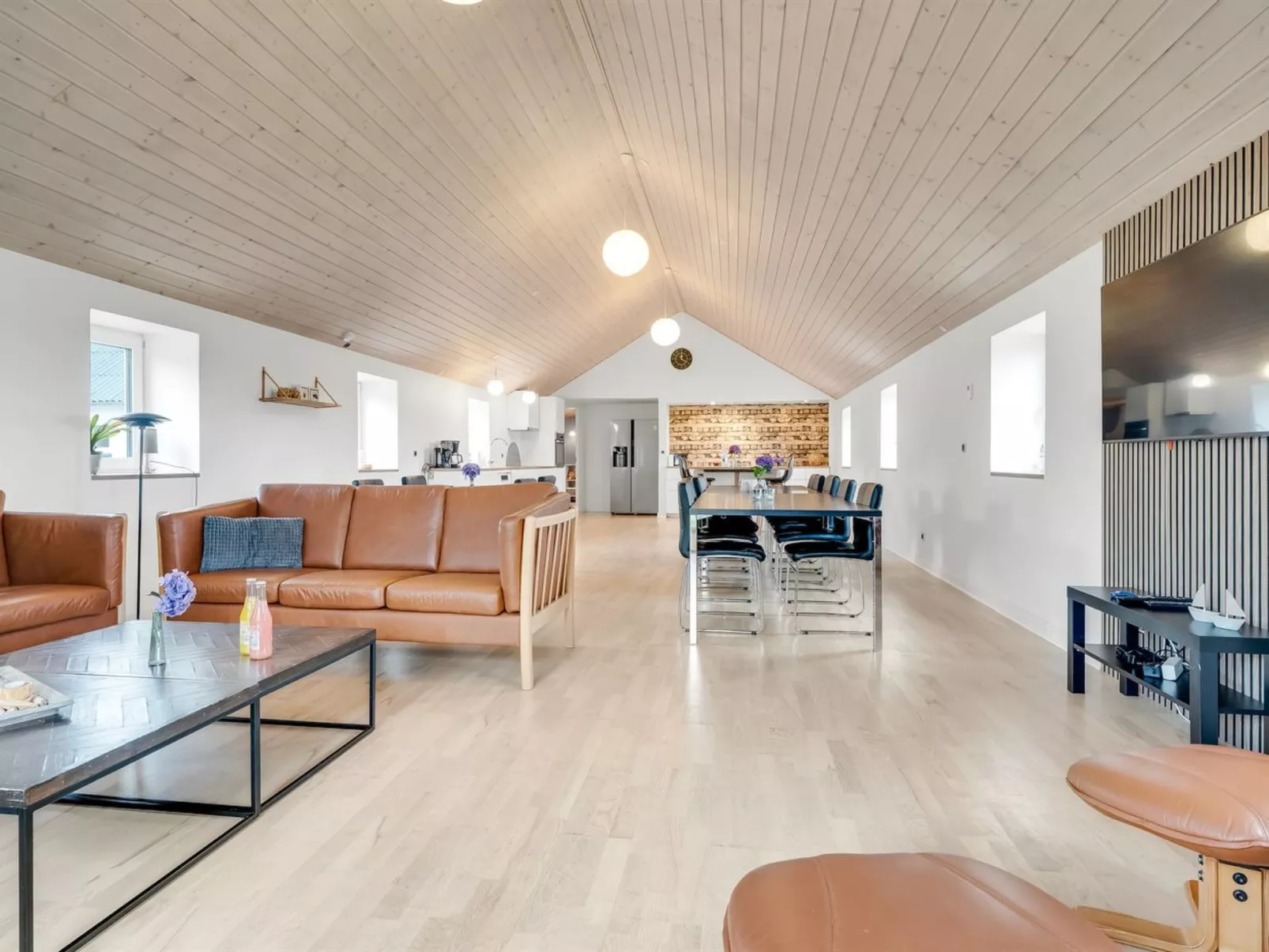 "Folkar" - 3km to the fjord-Inside