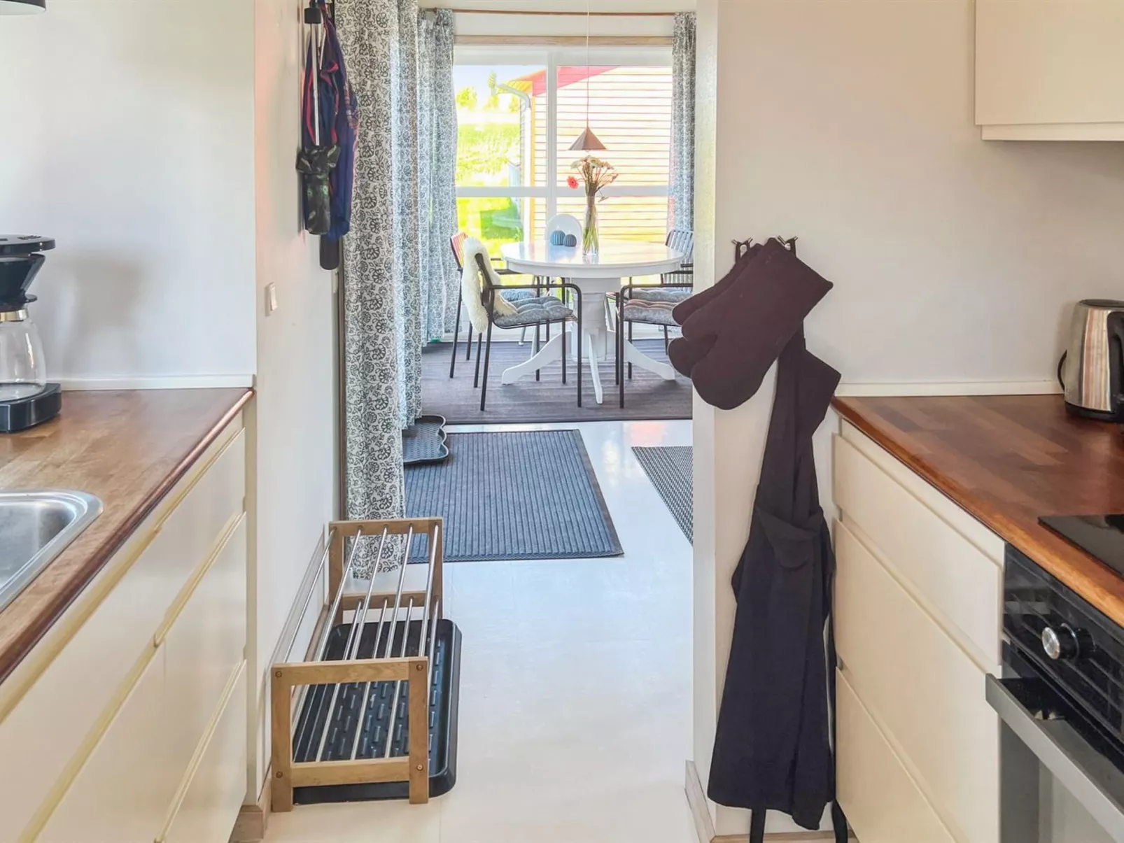 "Carlie" - 2.8km from the sea-Inside