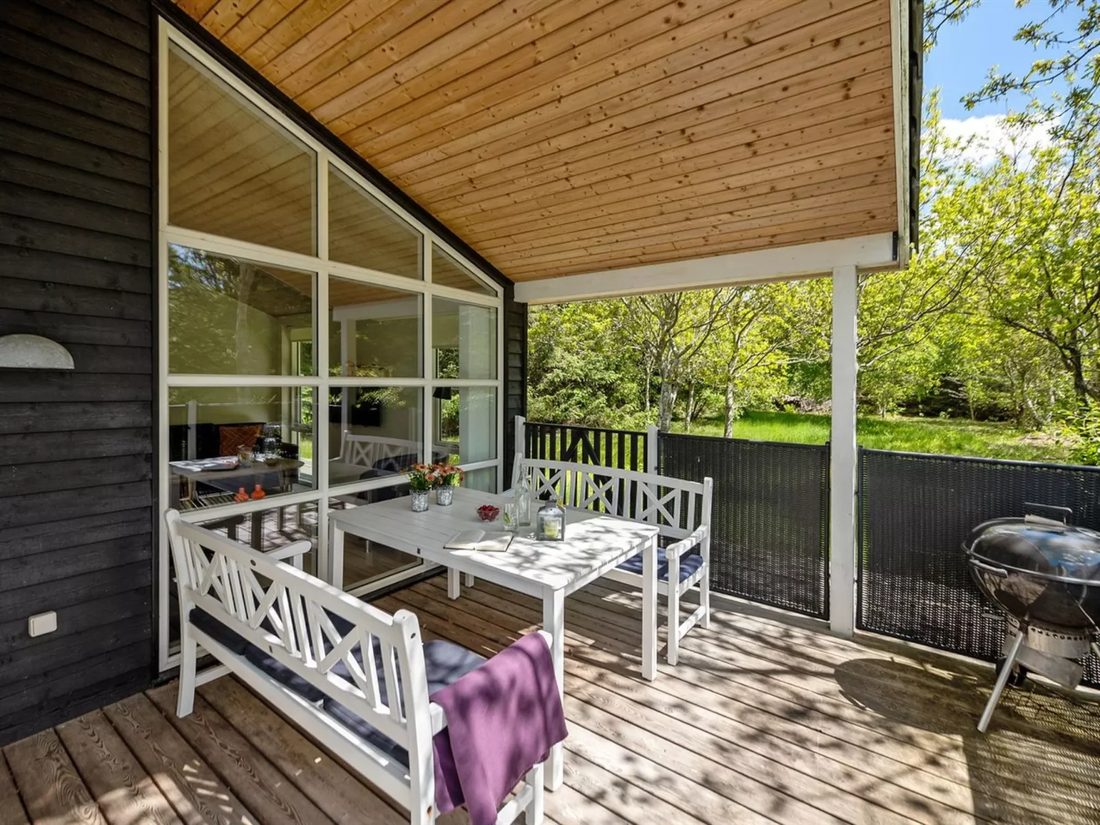 "Elena" - 800m to the fjord-Outside