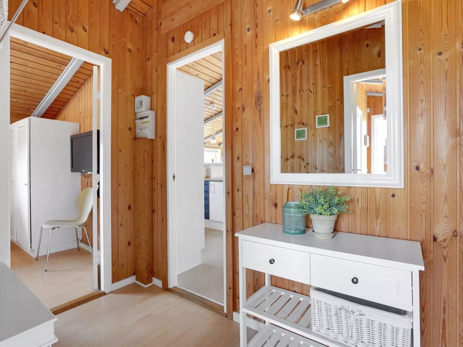 "Elgin" - 1.8km from the sea-Inside