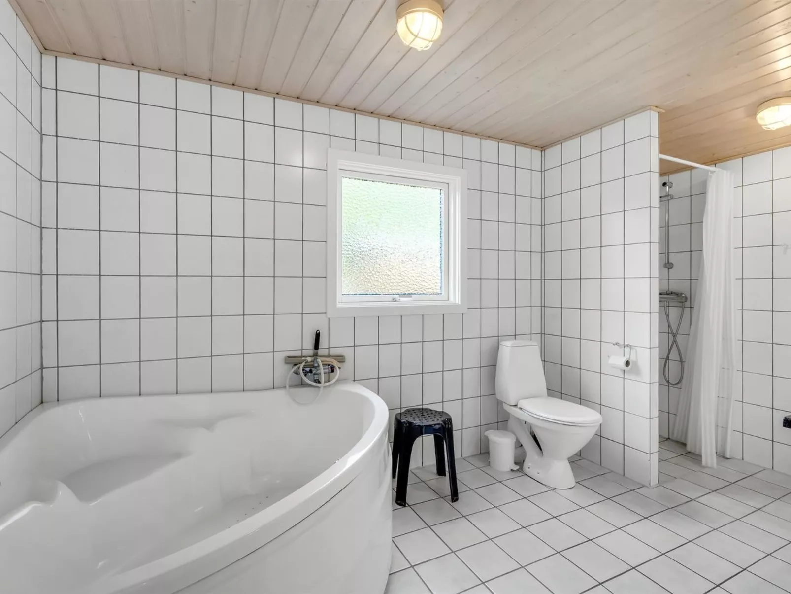 "Roald" - 2.2km from the sea-Inside