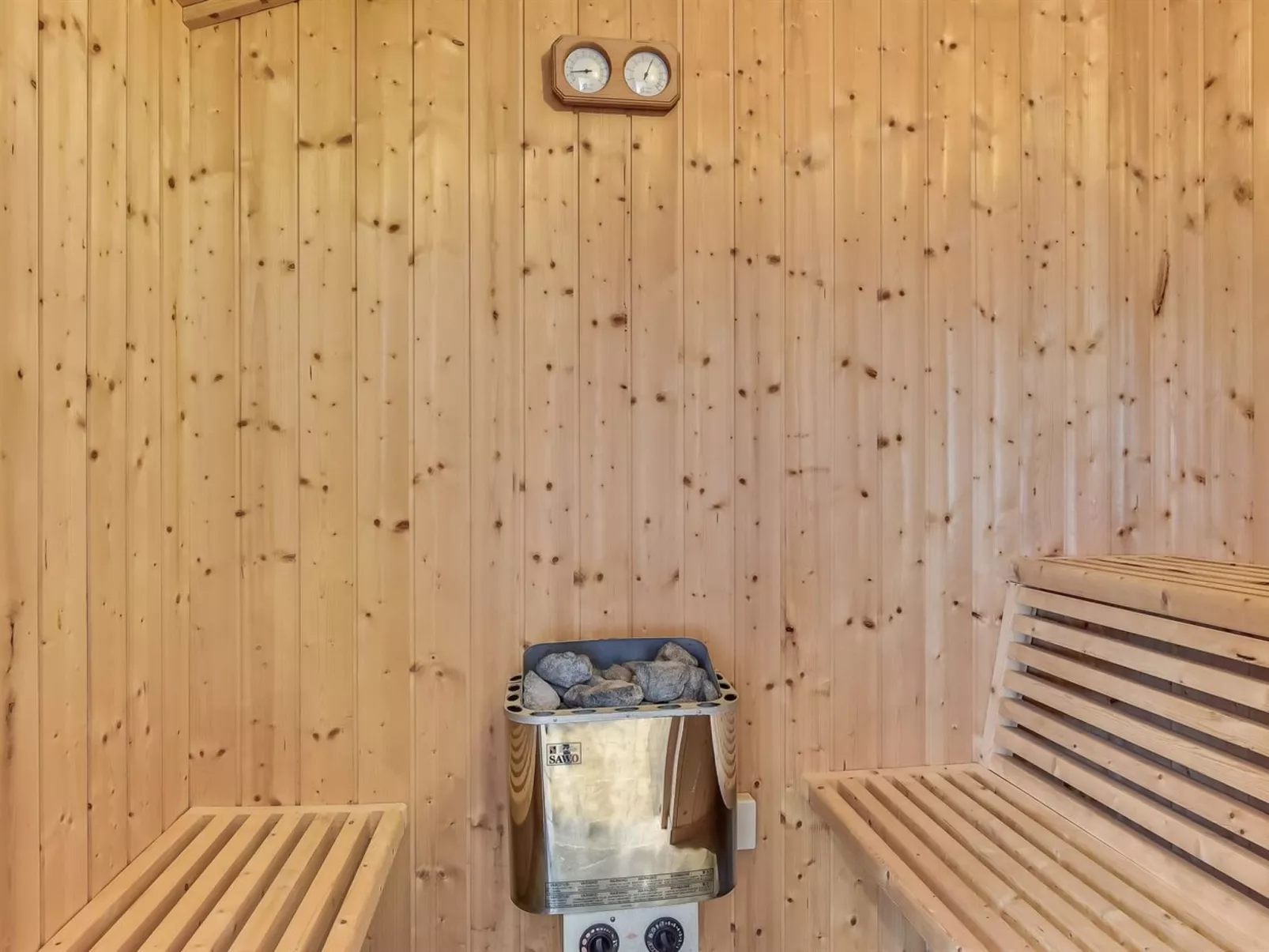 "Lav" - 3.8km from the sea-Dedans