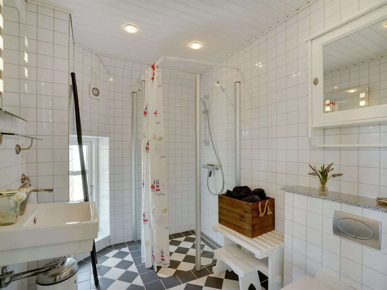 "Tamer" - 500m to the fjord-Drinnen