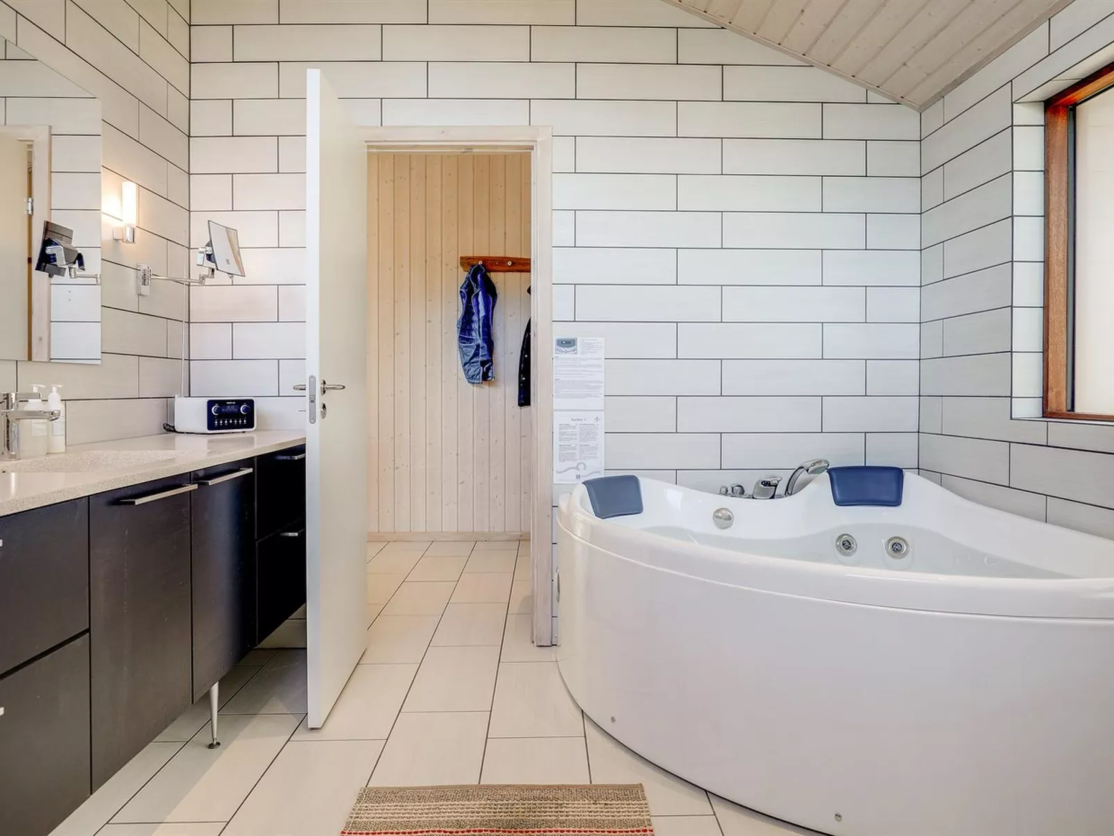 "Unto" - 25m from the sea-Drinnen