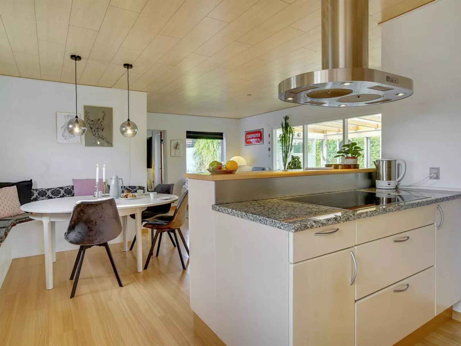 "Hattie" - 100m from the sea-Drinnen