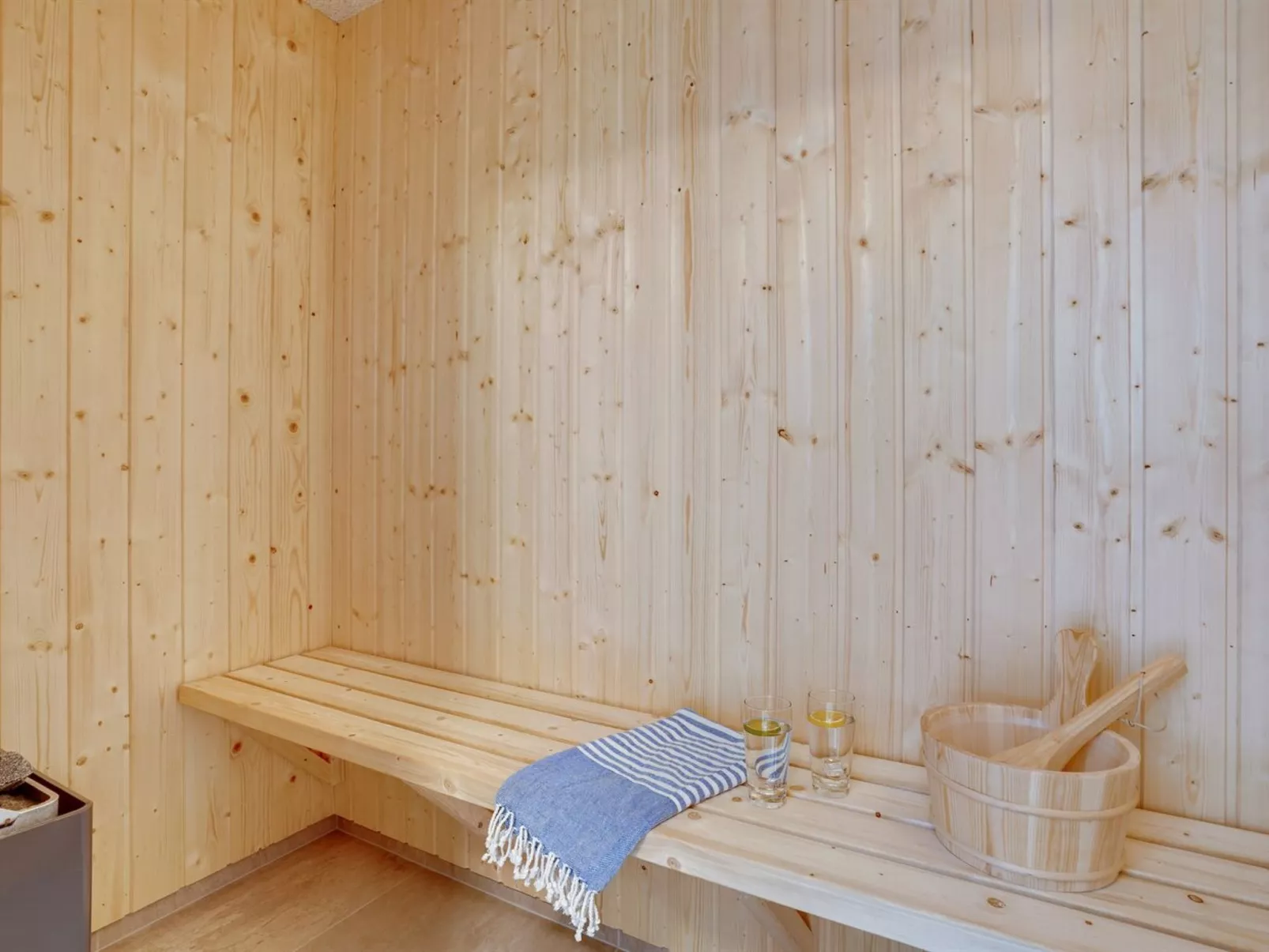 "Alvhild" -  from the sea-Dedans