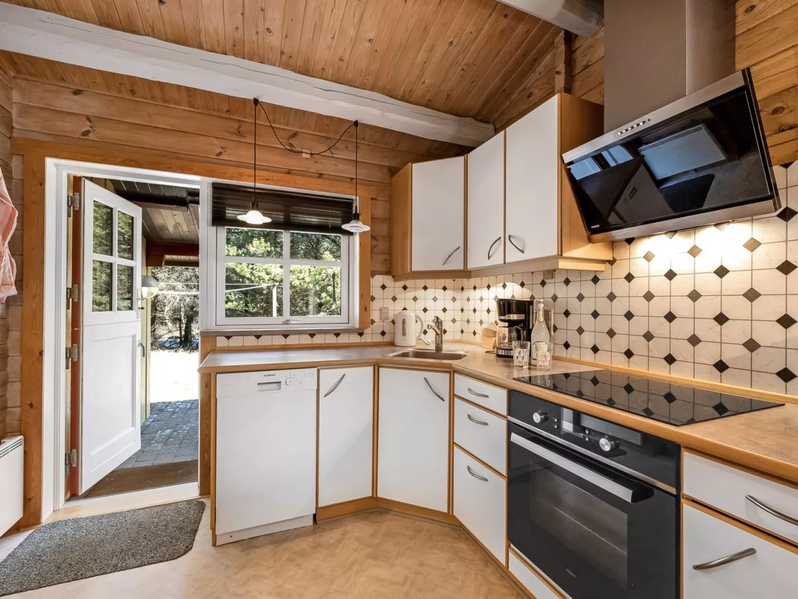 "Yaris" - 800m to the fjord-Inside