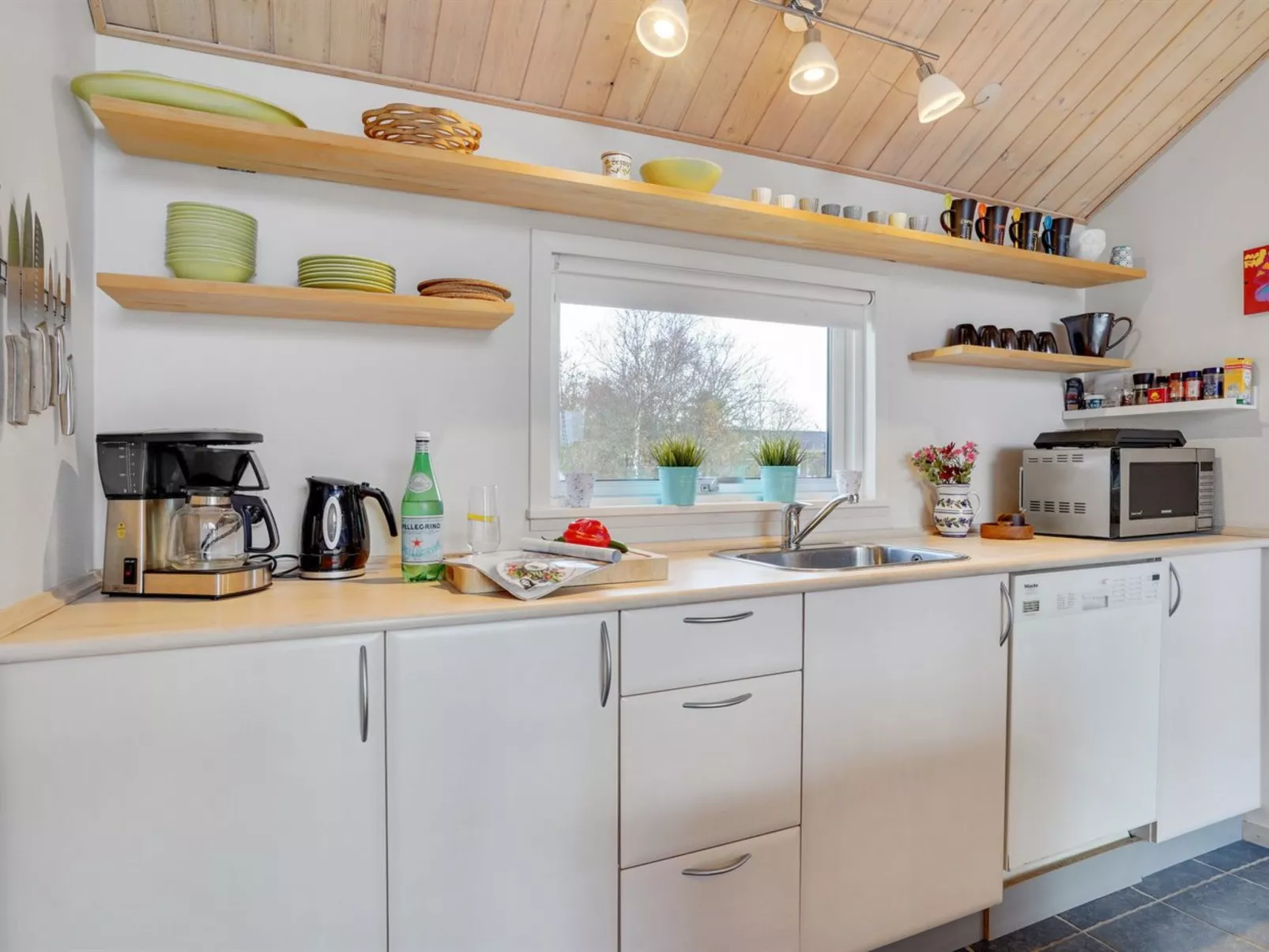 "Daina" - 400m to the fjord-Drinnen