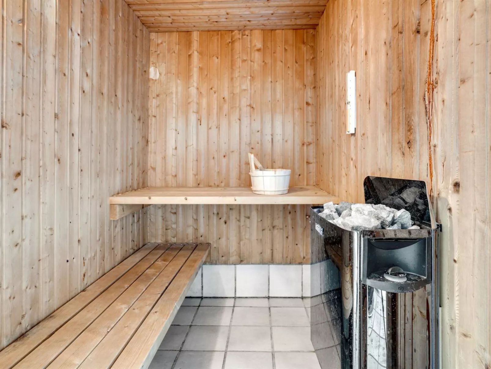 "Nina" - 700m to the fjord-Inside