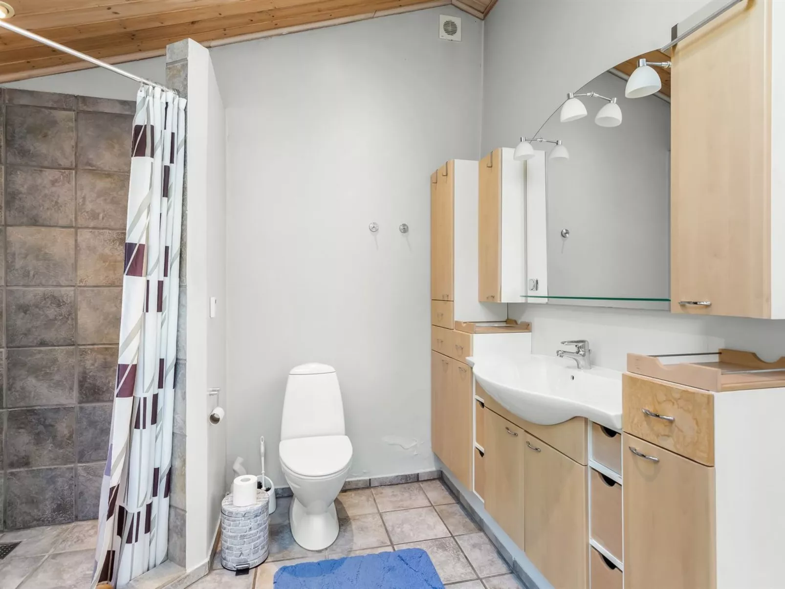 "Merrit" - 4.6km to the fjord-Inside