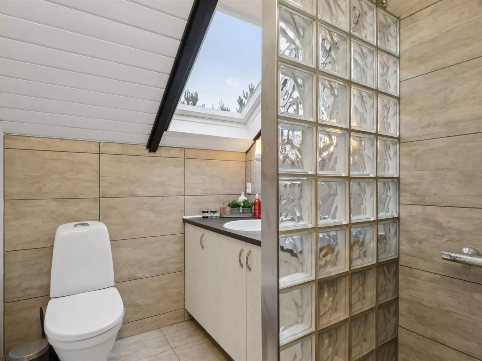 "Torbjörn" - 1.1km from the sea-Dedans