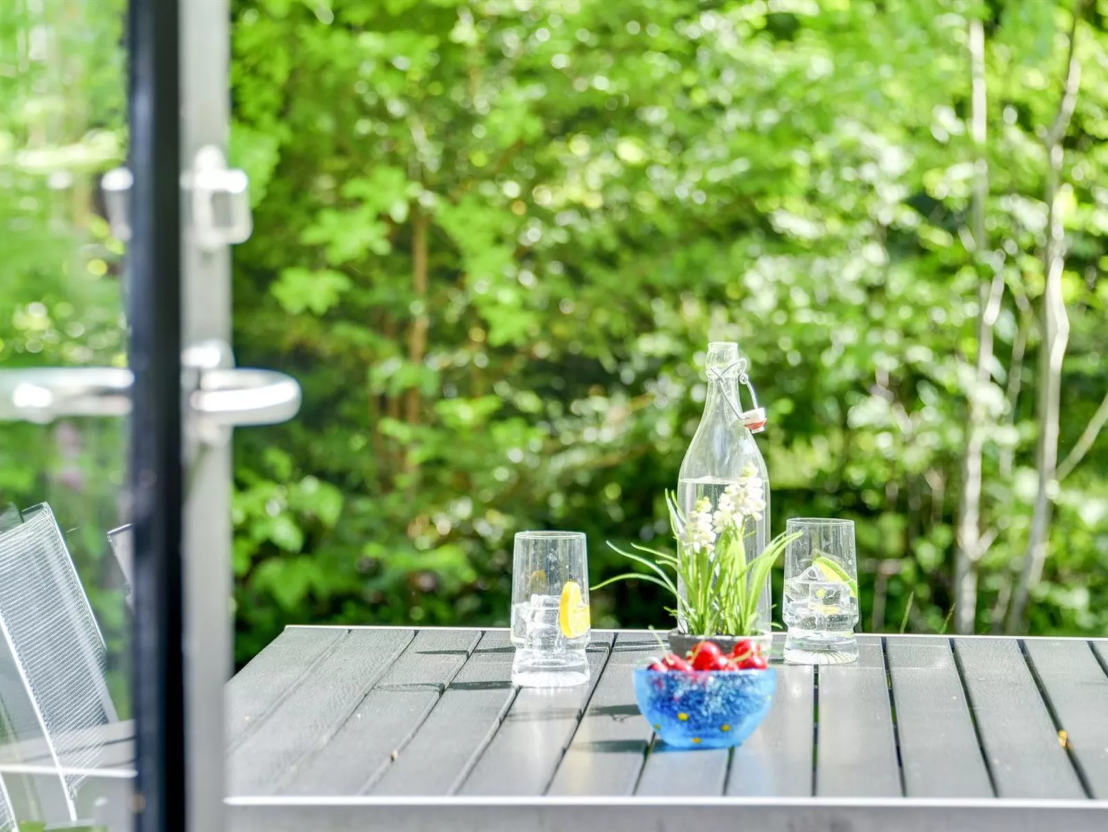 "Alika" - 200m to the fjord-Outside