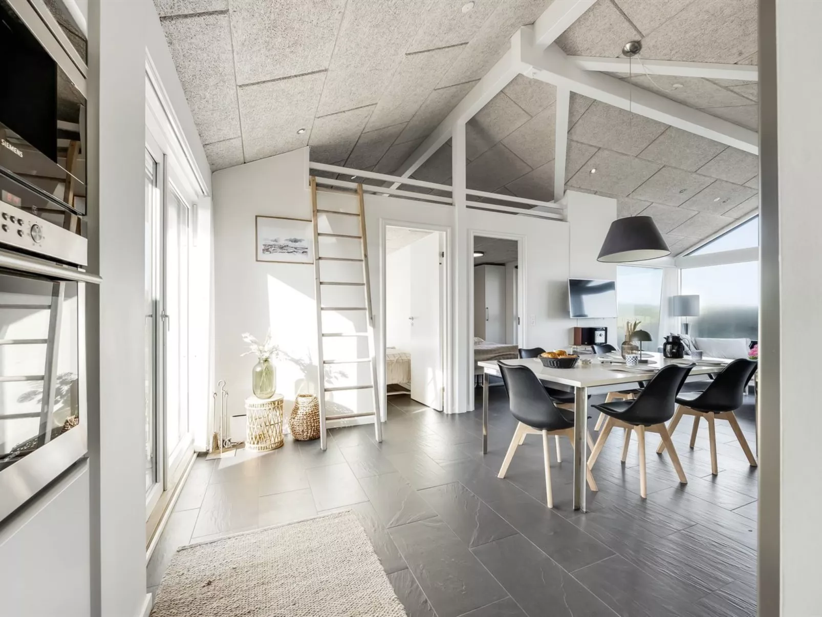 "Antonie" - 95m from the sea-Drinnen