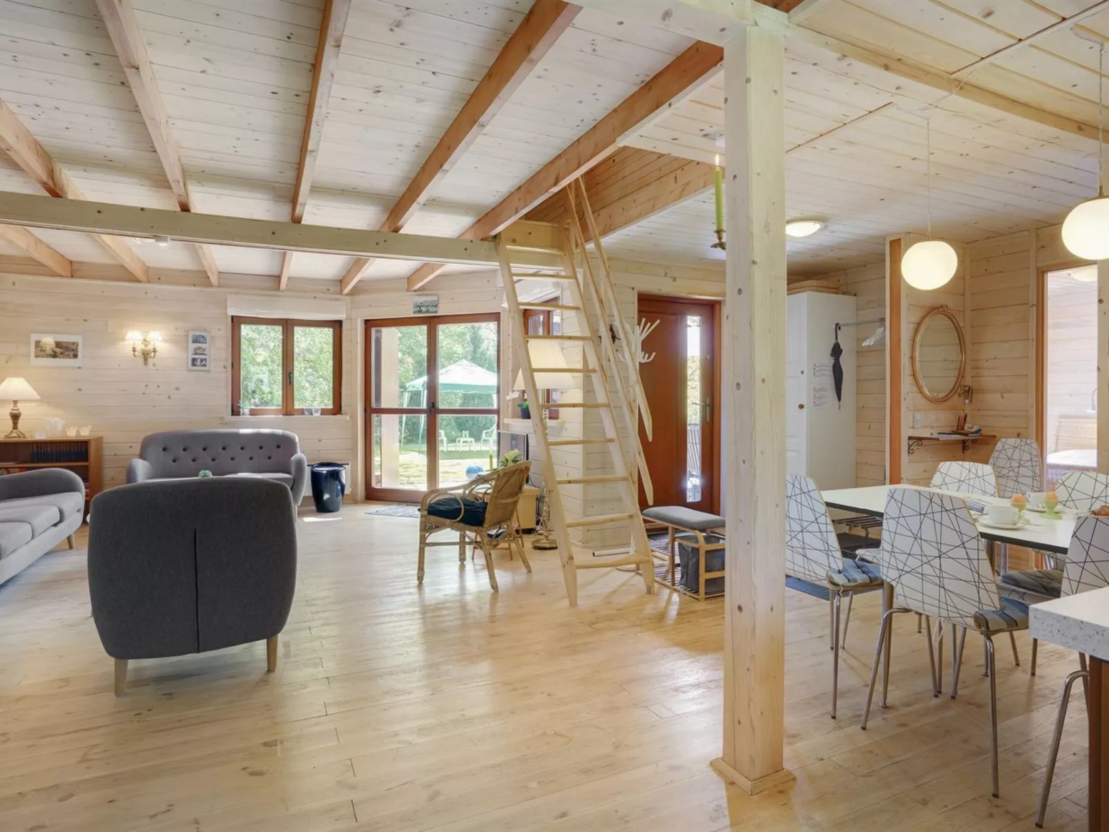 "Bette" - 8km from the sea-Inside