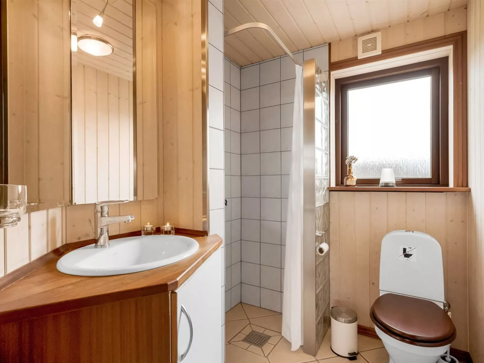 "Malila" - 400m to the fjord-Inside