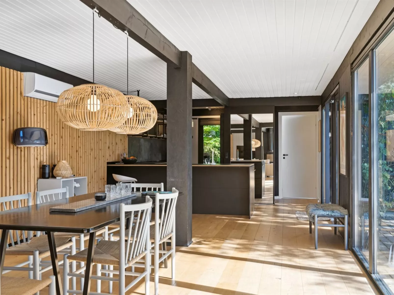 "Hævnir" - 1km from the sea-Dedans