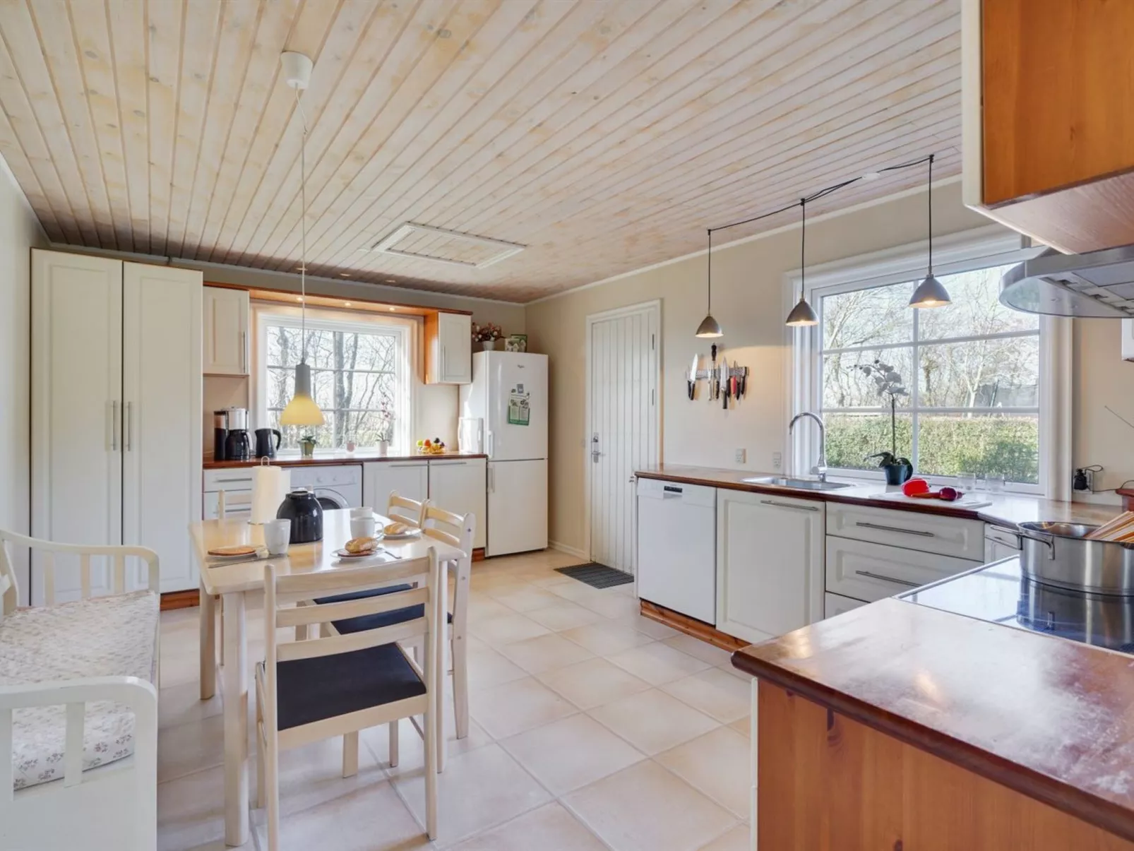 "Harrieth" - 16km from the sea-Drinnen