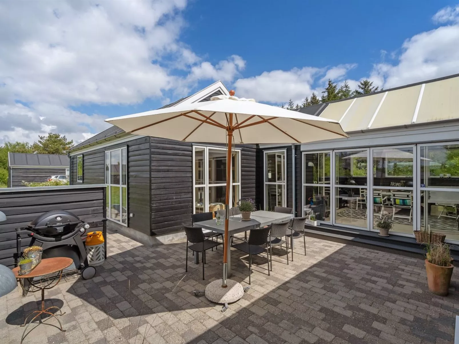 "Eireen" - 600m to the fjord-Outside