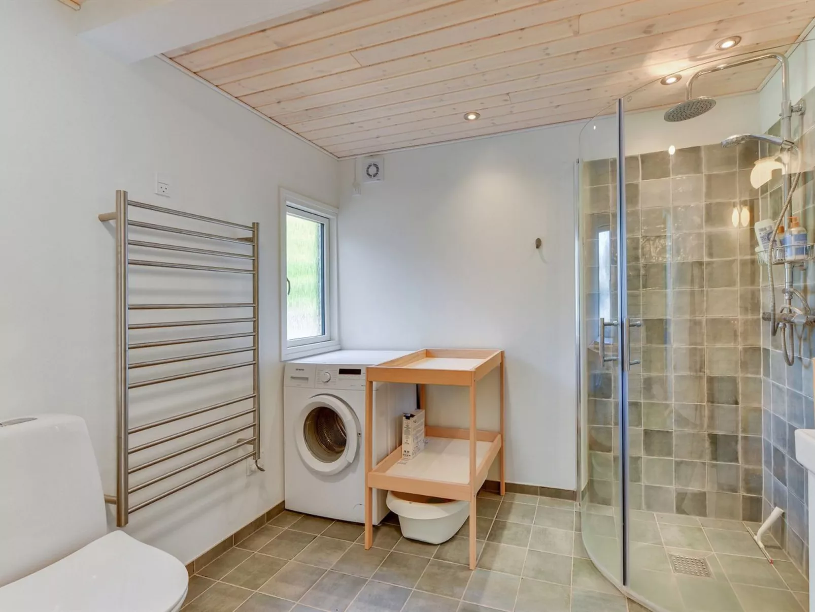 "Sebastian" - 100m to the fjord-Inside