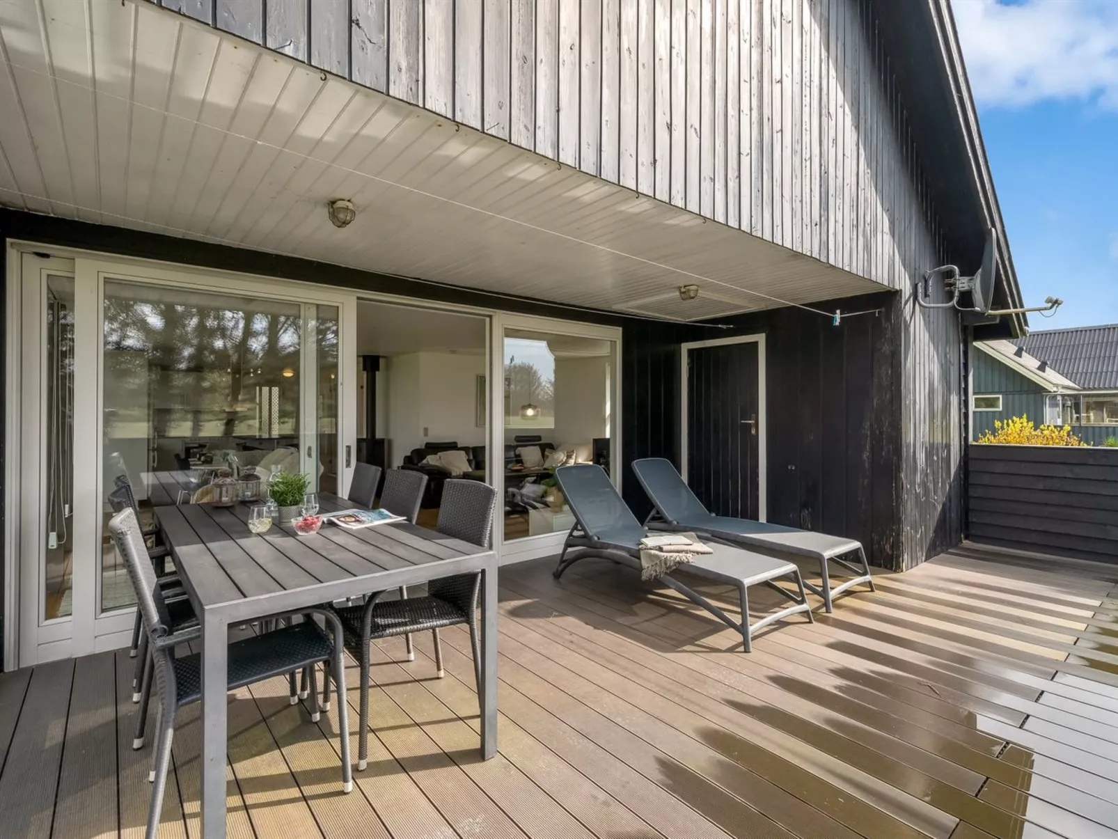 "Aleida" - 100m to the fjord-Outside