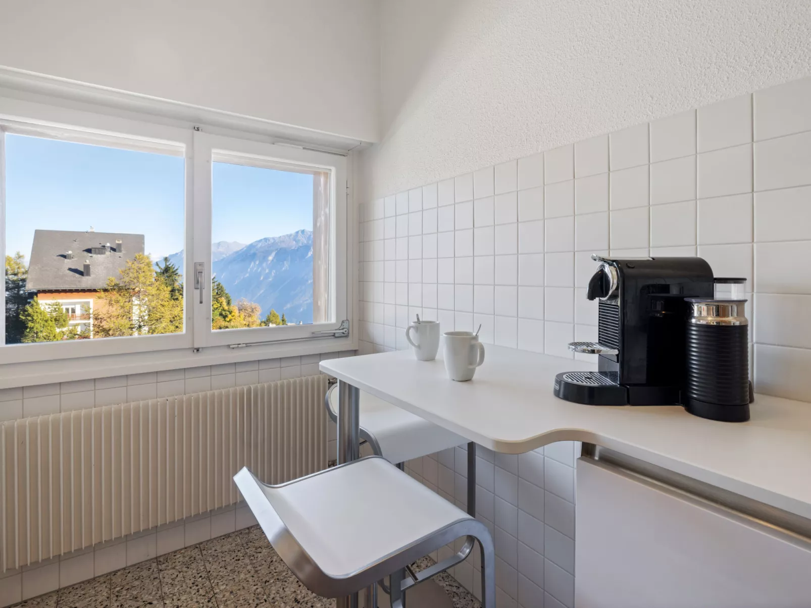 Belmont Est 80-Drinnen