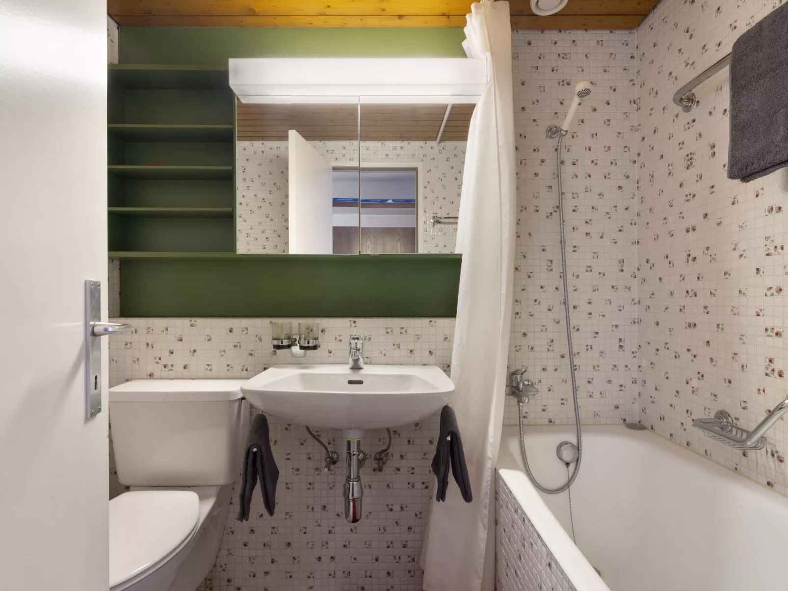 Jeanne D'Arc Apt. A-8-Inside