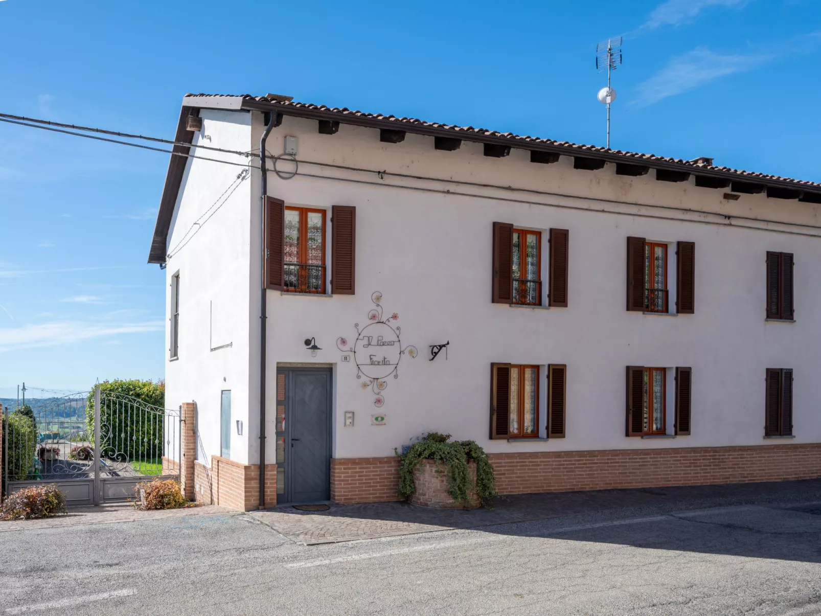 Le Rose d'Antan-Outside