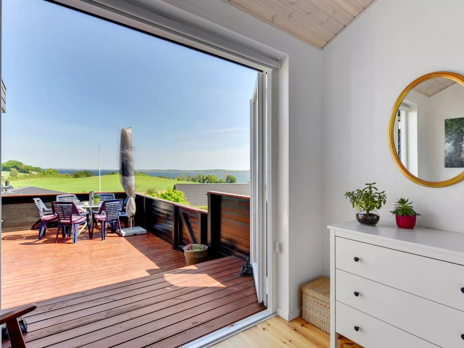 "Axeln" - 300m to the fjord-Inside