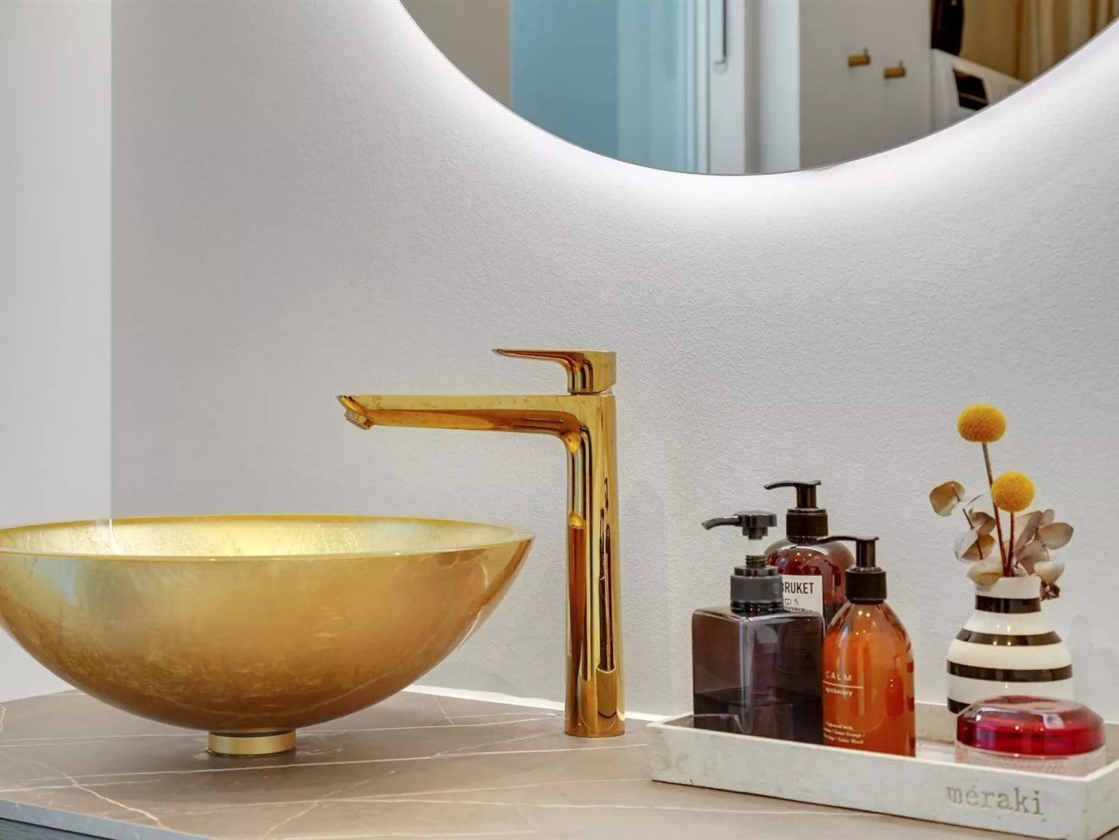 "Iwa" - 475m from the sea-Dedans