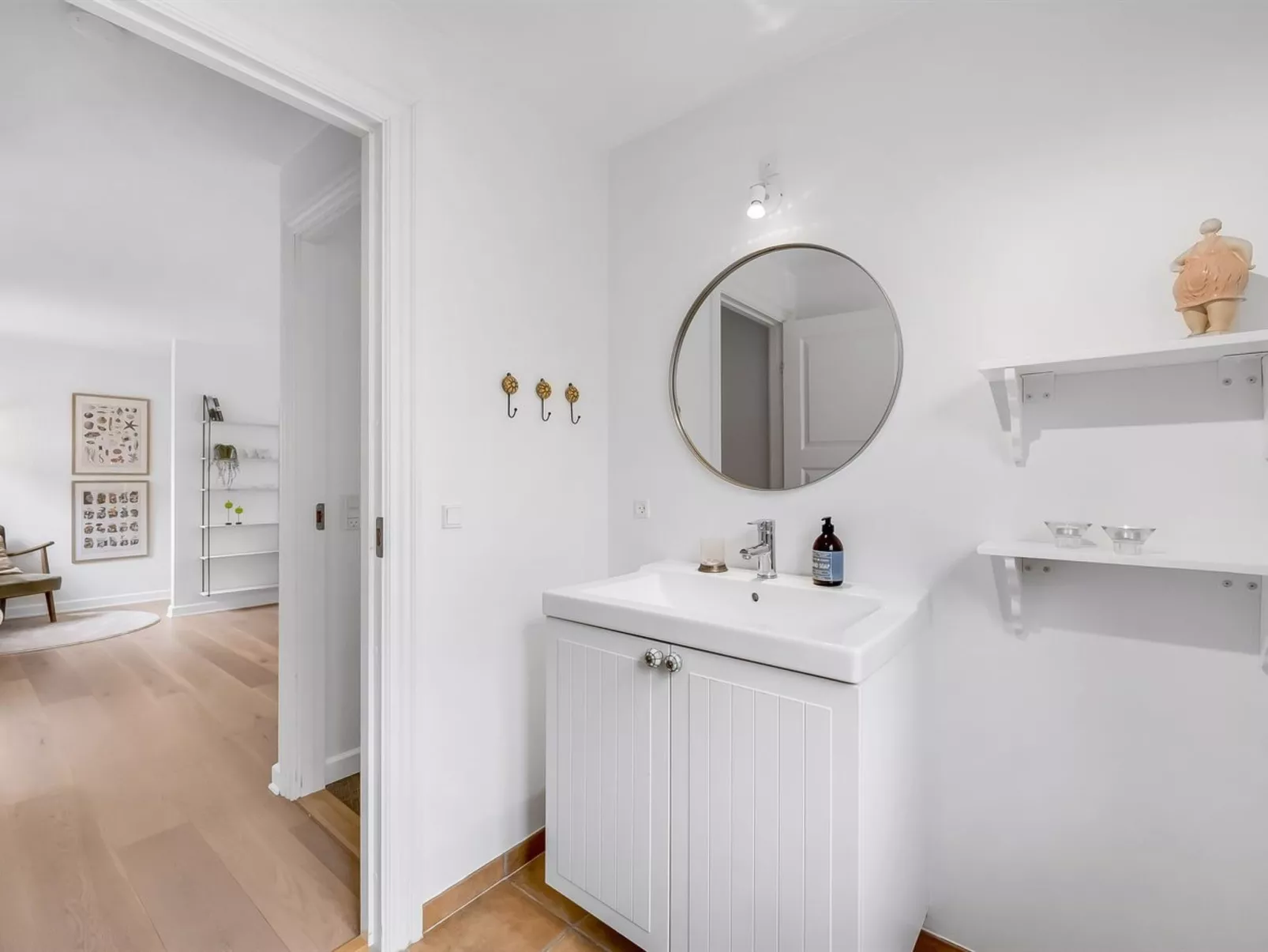 "Mandana" - 10km to the fjord-Drinnen