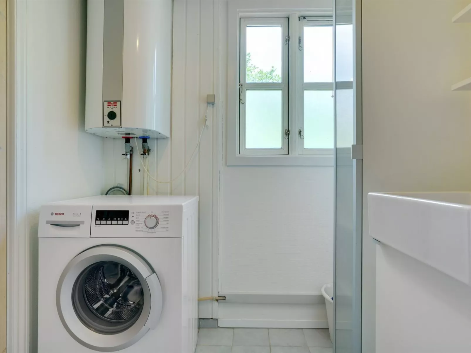 "Gunward" - 1.5km from the sea-Inside