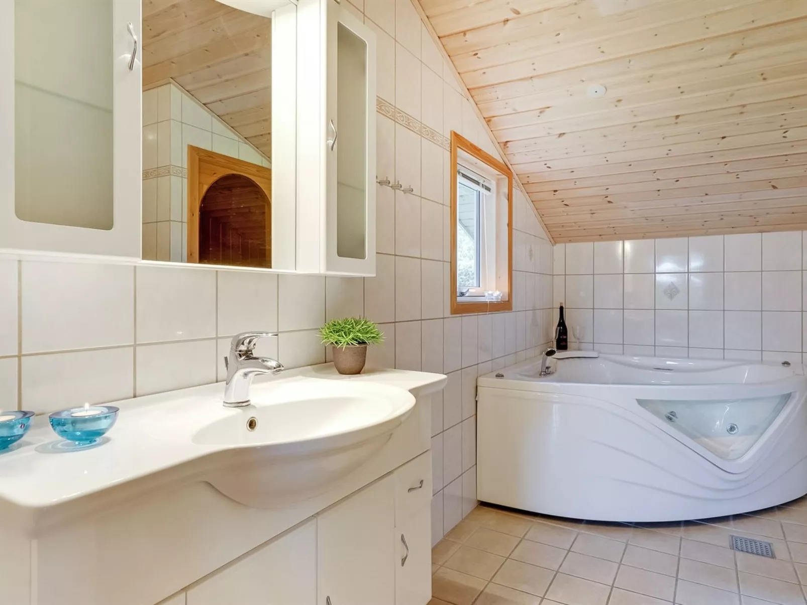 "Tayler" - 1.8km from the sea-Dedans