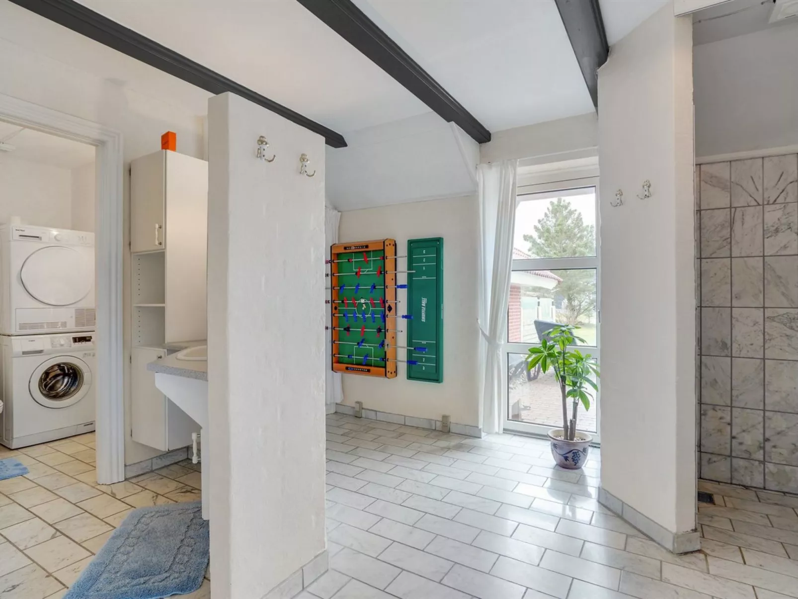 "Swening" - 2.1km from the sea-Drinnen