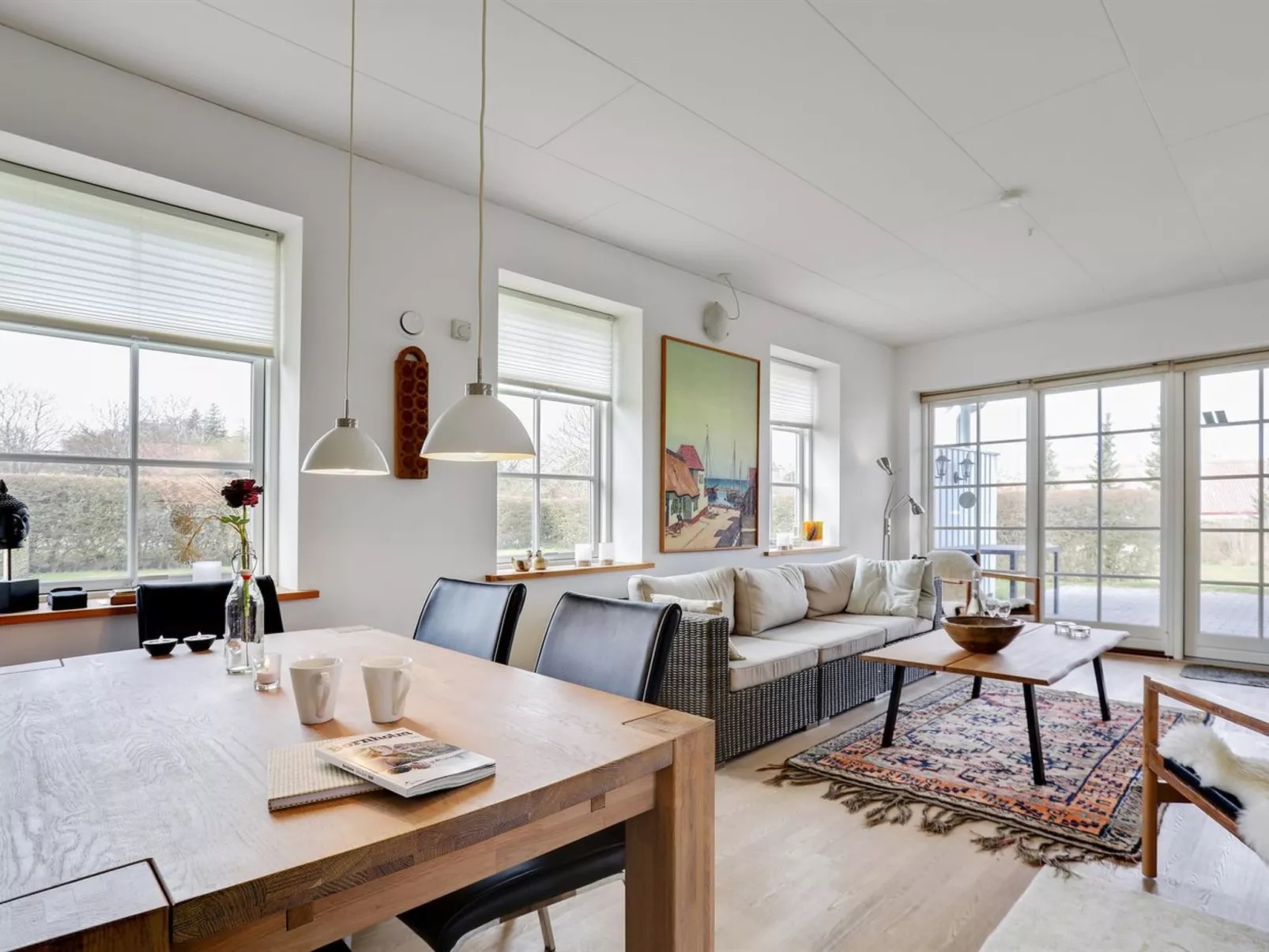 "Hunter" - 400m from the sea-Drinnen